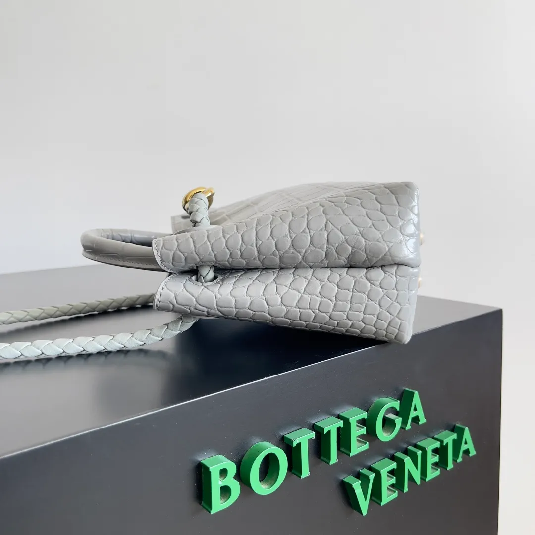 Batch 2880 BOTTEGA VENETA new women's crocodile leather ANDIAMO is shipped! ! ! As a classic model of the BV family, each innovation brings different surprises to fans. There are three ways to carry it with different makeup. Crocodile skin is called the gold in leather and is famous for its top luxury and rarity. During use, the luster of the crocodile skin will not fade or fade with time. No matter how long it is used, it will still remain new. And because each crocodile skin is different, the effect of each crocodile leather bag is different. Style number: 777614 Size: 22*9*15.5cm